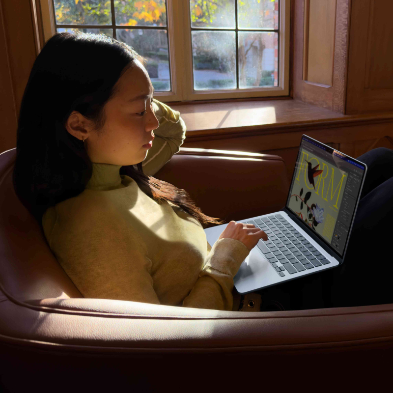 На фото изображено Apple MacBook Air 15" (M5, 10C / 10C, 2026) 24 ГБ, 1 ТБ SSD, Сияющая звезда