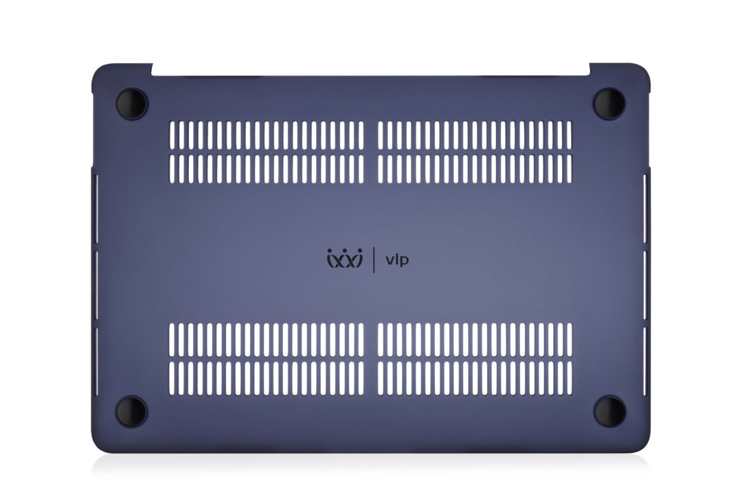На фото изображено Чехол защитный VLP Plastic Case для MacBook Pro 13" 2020, темно-синий