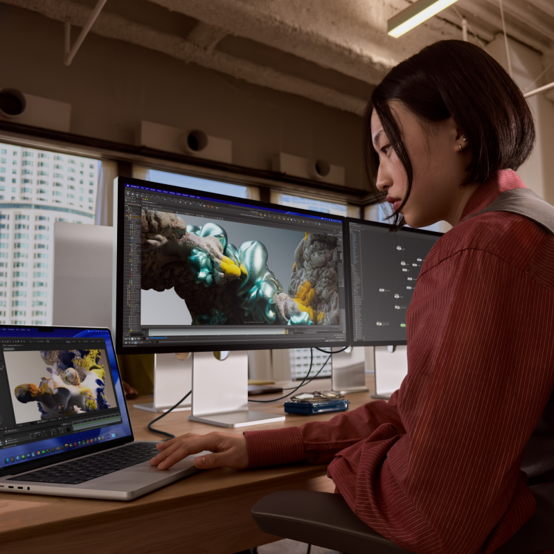 На фото изображено Apple MacBook Pro 14" (M5 Pro, 15C / 16C, 2026) 24 ГБ, 1 ТБ SSD, серебристый