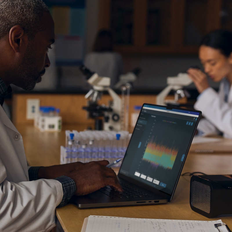 На фото изображено Apple MacBook Pro 14" (M5 Pro, 15C / 16C, 2026) 24 ГБ, 1 ТБ SSD, серебристый