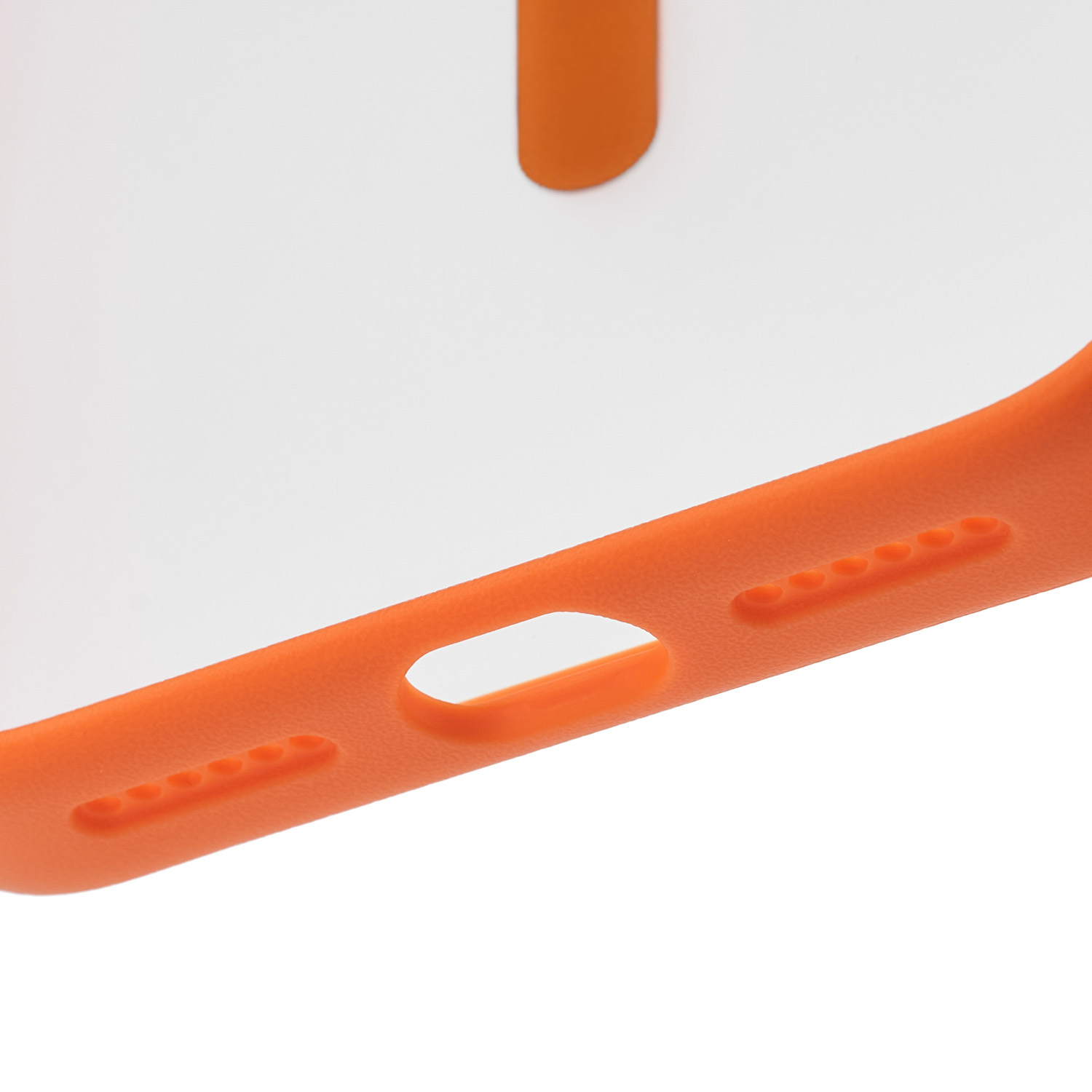 На фото изображено Чехол защитный uBear Cloud Mag Case для iPhone 17 Pro, MagSafe, оранжевый