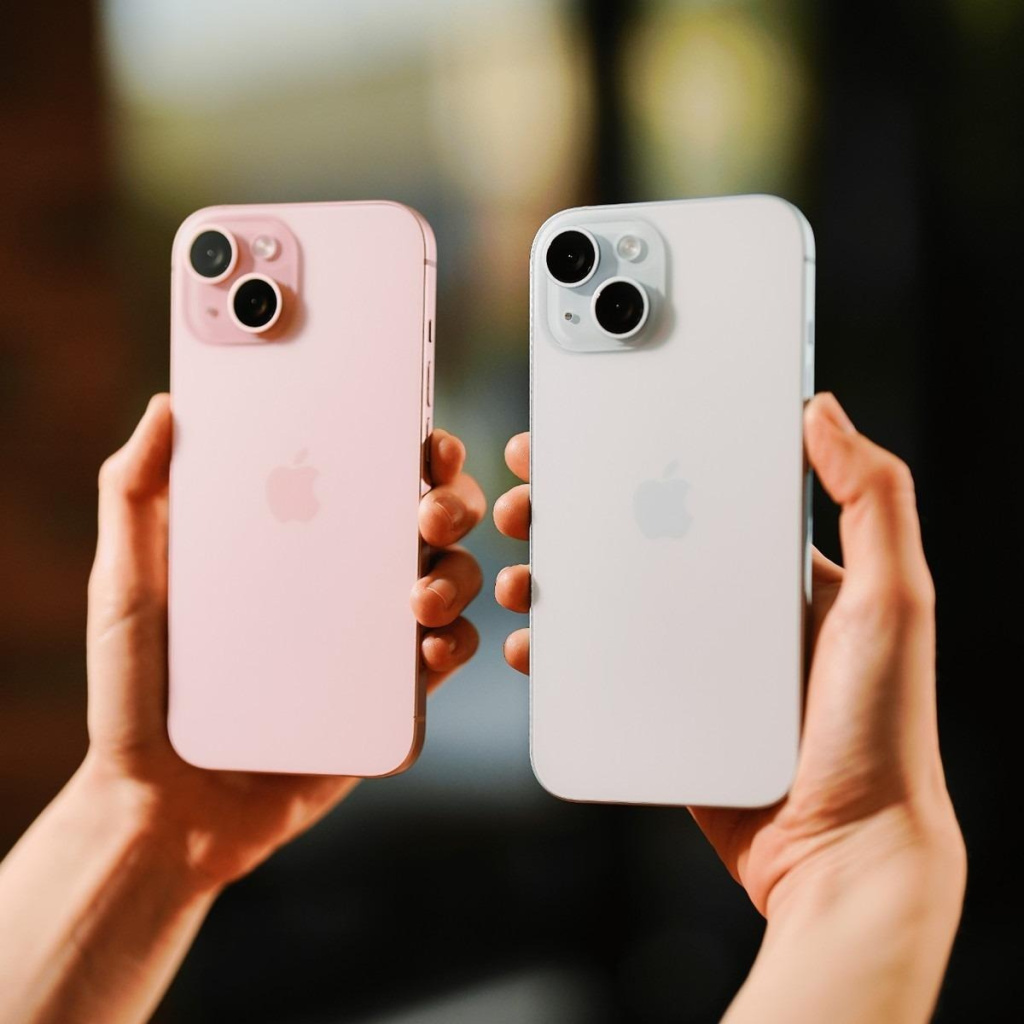 iPhone 15 в розовом и голубом цветах – матовый корпус